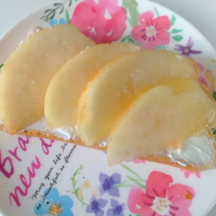 桃とクリームチーズのオープンサンド